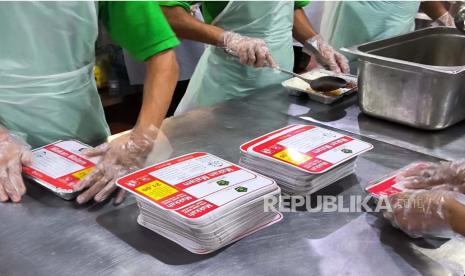 Boks makanan dari salah satu dapur katering yang memasok makanan untuk jamaah haji Indonesia di Makkah tahun 2023, Ahad (4/6/2023) 