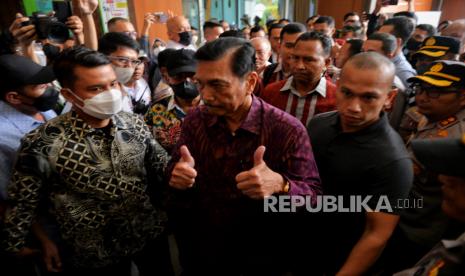 Menteri Koordinator Bidang Kemaritiman dan Investasi (Menko Marves) Luhut Binsar Pandjaitan tiba untuk memberikan keterangan sebagai saksi dalam sidang lanjutan dengan terdakwa Direktur Eksekutif Lokataru Haris Azhar dan terdakwa Koordinator KontraS Fatia Maulidiyanti di Pengadilan Negeri Jakarta Timur, Jakarta, Kamis (8/6/2023). Sidang tersebut beragendakan mendengarkan keterangan saksi pelapor Menko Marves Luhut Binsar Pandjaitan dalam kasus dugaan pencemaran nama baik terhadap dirinya dalam unggahan pada akun youtube milik Haris Azhar dengan judul Ada Lord Luhut di Balik Relasi Ekonomi-Ops Militer Intan Jaya!! Jenderal BIN Juga Ada!! yang diunggah pada Agustus 2021 lalu.