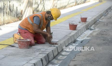 Anggota DPRD Kabupaten Kulon Progo, Daerah Istimewa Yogyakarta, Wisnu Prasetya meminta pemerintah kabupaten memperpendek panjang jalan lokal primer. (Foto: Ilustrasi pengerjaan proyek)