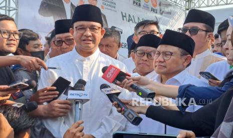 Capres-cawapres nomor urut 1 Anies Baswedan-Muhaimin Iskandar saat hadir dalam pertemuan dengan para tokoh Tuban di Pondok Pesantren Bahrul Huda, Tuban, Jumat (29/12/2023). 