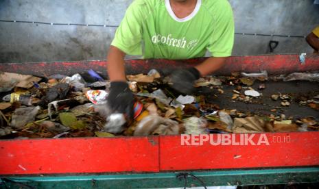 (ILUSTRASI) Pemilahan sampah di Tempat Pengolahan Sampah Terpadu (TPST).