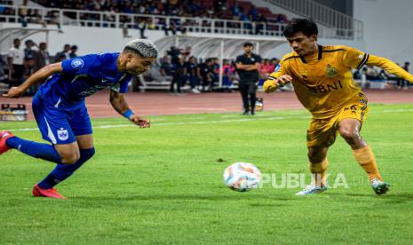 Pesepak bola PSIS Semarang Vitinho (kiri) berupaya melewati hadangan pesepak bola Bhayangkara FC David Maulana (kanan) dalam pertandingan BRI Liga 1 di Stadion Jatidiri, Semarang, Jawa Tengah, Senin (3/7/2023). 