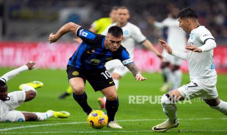 Pemain Inter Milan Lautaro Martinez berebut bola dengan pemain Napoli saat pertandingan sepak bola Serie A di Stadion San Siro, Milan, Italia, Senin (18/3/2024) WIB. Inter ditahan imbang Napoli dengan skor 1-1. Nerazzuri unggul lebih dahulu lewat gol Matteo Darmian. Namun Napoli berhasil menyamakan kedudukan di menit ke-81 lewat gol Juan Jesus.