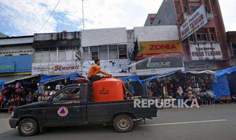 Petugas BPBD Kota Serang menyemprotkan cairan disinfektan ke area pertokoan di Pasar Lama, Serang, Banten. Pemkot Serang sudah mengizinkan pusat perbelanjaan dan tempat hiburan beroperasi kembali.