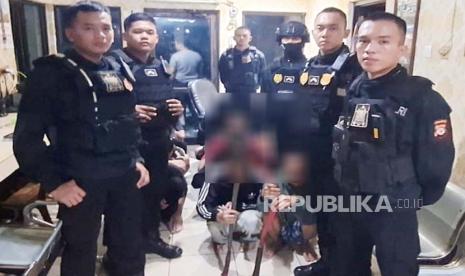 Anggota Patroli Kota Regu 2 bersama Anggota Piket Tim Respon Cepat (TRC) Wiralodra Regu 3 Polres Indramayu, mengamankan sejumlah remaja yang membawa berbagai senjata tajam (sajam), Jumat (15/12/2023) dini hari. 