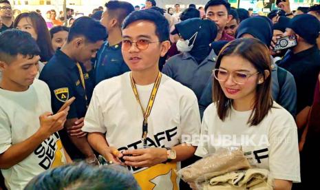 Cawapres nomor urut dua Gibran Rakabuming Raka bersama Istrinya Selvi Ananda kunjungi pameran Aero Street di Solo Paragon Mall, Ahad (28/1/2024). 