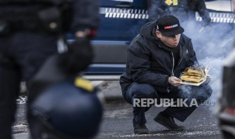  Rasmus Paludan, pemimpin partai anti-Islam sayap kanan Denmark Stram Kurs (Garis Keras), membakar mushaf Alquran di depan kedutaan Turki di Kopenhagen, Denmark, Jumat (27/1/2023).. Aksi itu ditanggapi dengan kemarahan dan protes di sekitar dunia sejak Paludan membakar kitab suci umat Islam di Stockholm seminggu sebelumnya.