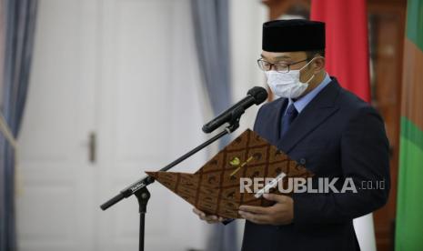 Gubernur Jawa Barat Ridwan Kamil melantik pejabat pimpinan tinggi pratama dan jabatan fungsional ahli utama secara virtual di Gedung Pakuan, Kota Bandung, Jumat (24/9).