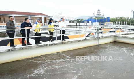 Presiden Joko Widodo (Jokowi) meresmikan Sistem Pengelolaan Air Limbah Domestik Terpusat (SPAL-DT) Losari, Kota Makassar, Sulawesi Selatan, Kamis (22/2/2024). Ia didampingi Menteri BUMN Erick Thohir dan Menteri Pekerjaan Umum dan Perumahan Rakyat Basuki Hadimuljono. 