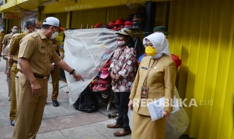 Sekretaris Daerah (Sekda) Kota Bandung, Ema Sumarna (bertopi).