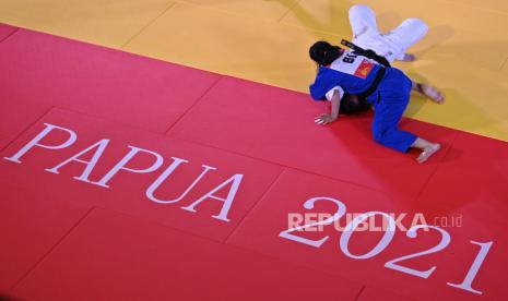 Judoka Bali I Gusti Ayu Guna Kakihara (atas) bertanding melawan judoka DKI Jakarta Hanifa Fitria (bawah) dalam babak final nomor beregu campuran cabang judo PON Papua di Graha Eme Neme Yauware, Timika, Kabupaten Mimika, Papua, Ahad (3/10/2021). Bali menang dalam pertandingan tersebut sekaligus meraih medali emas, sementara DKI Jakarta mendapatkan medali perak. 