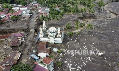 Foto udara yang diambil dengan drone menunjukkan pemandangan umum kawasan terdampak banjir bandang di Tanah Datar, Sumbar. BMKG menyiapkan 15 ton garam untuk teknologi modifikasi cuaca di Sumbar.