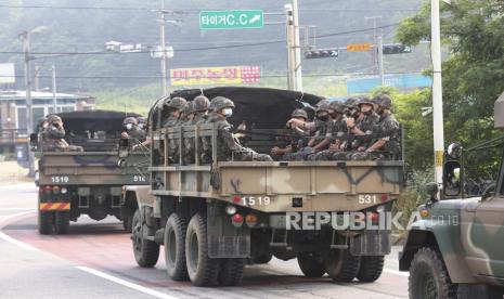 Tentara Korea Selatan berada di truk di Paju dekat perbatasan dengan Korea Utara, Korea Selatan. Media melaporkan Korsel dan AS akan mulai latihan militer pekan ini. Ilustrasi.