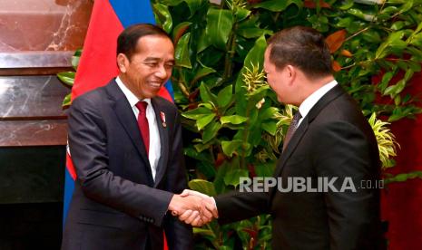 Presiden Joko Widodo (Jokowi) saat melakukan pertemuan bilateral dengan Perdana Menteri Kamboja Hun Manet di Hotel Park Hyatt, Melbourne, Australia, Selasa (5/3/2024).