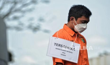 Tersangka penganiayaan Cristalino David Ozora, Mario Dandy Satriyo saat melakukan rekonstruksi kasus penganiayaan di Perumahan Green Permata Residences, Pesanggrahan, Jakarta, Jumat (10/3/2023). Rekonstruksi tersebut memperagakan sebanyak 40 adegan yang dilakukan sejumlah tersangka saat melakukan penganiayaan terhadap Cristalino David Ozora.