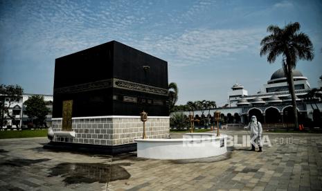 Petugas menyemprotkan cairan disinfektan di area replika kabah di Asrama Haji Pondok Gede, Jakarta Timur, Kamis (3/6). Asrama Haji Pondok Gede mempersiapkan layanan satu atap dengan memenuhi standar protokol kesehatan untuk jamaah haji jika sewaktu-waktu pemerintah Arab Saudi mengizinkan jamaah Indonesia melaksanakan ibadah haji. Republika/Thoudy Badai