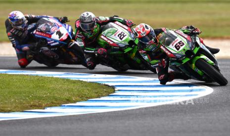  Pembalap Inggris Jonathan Rea (kanan) dari Kawasaki Racing Team beraksi selama WorldSBK Race One dari Kejuaraan Dunia Superbike di Phillip Island, Victoria, Australia, 19 November 2022.