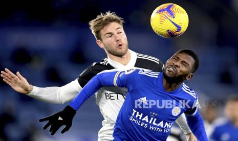 Joachim Andersen dari Fulham, kiri, dan Kelechi Iheanacho dari Leicester, kanan, menantang bola selama pertandingan sepak bola Liga Utama Inggris antara Leicester City dan Fulham di Stadion King Power di Leicester, Inggris, Senin, 30 November 2020.