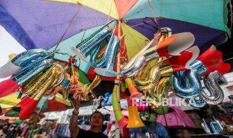 Pedagang menata terompet yang dijual di Pasar Asemka, Taman Sari, Jakarta Barat, Kamis (28/12/2023). Menjelang perayaan tahun baru 2024, sejumlah pedagang musiman mulai menjual pernak-pernik untuk memeriahkan tahun baru seperti petasan dan terompet. Menurut pedagang penjualan pernak-pernik tahun baru tersebut akan mulai ramai pada H-2 tahun baru 2024. Harga yang ditawarkan pun bervariasi untuk kembang api mulai dari Rp 2.000 hingga jutaan rupiah dan terompet mulai dari Rp 10.000 hingga 25.000, tergantung jenis dan ukuran.