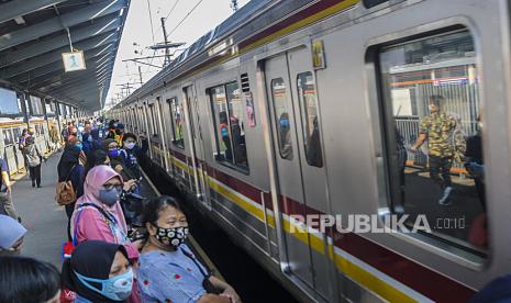 Sejumlah penumpang bersiap menaiki KRL (Kereta Rel Listrik) Commuter Line di Stasiun Bekasi, Jawa Barat, Selasa (12/5/2020). Lima kepala daerah di Bogor, Depok dan Bekasi (Bodebek) akan memperketat aturan pergerakan masyarakat pada penerapan Pembatasan Sosial Berskala Besar (PSBB) dengan mewajibkan penumpang KRL menunjukkan surat tugas