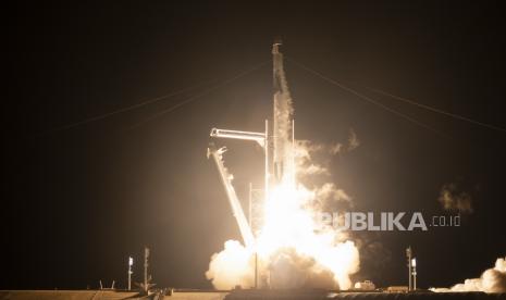  Foto selebaran yang disediakan oleh NASA menunjukkan roket SpaceX Falcon 9 yang membawa pesawat luar angkasa Crew Dragon milik perusahaan untuk misi SpaceX Crew-1 NASA, ke Stasiun Luar Angkasa Internasional, di Cape Canaveral, Flordia, AS, 15 November 2020. Di atas kapal adalah astronot NASA Mike Hopkins, Victor Glover, Shannon Walker, dan astronot Badan Eksplorasi Dirgantara Jepang Soichi Noguchi.