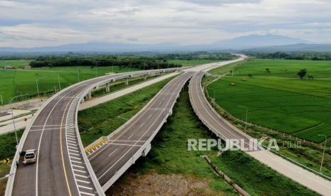 Suasana pembangunan Tol Cileunyi-Sumedang-Dawuan (Cisumdawu) seksi 6 di Kabupaten Majalengka, Jawa Barat, Rabu (28/12/2022). Gubernur Ridwan Kamil optimis seluruh seksi Tol Cisumdawu beroperasi akhir Februari.