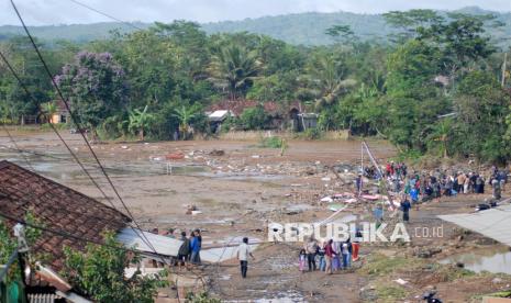 Sejumlah warga menyaksikan dampak banjir bandang di Kampung Cieurih, Desa Datarnangka, Sagaranten, Kabupaten Sukabumi, Jawa Barat, Kamis (5/12/2024). 