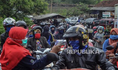 Petugas memeriksa pengendara di pos pemeriksaan (check point) di perbatasan Kabupaten Tasikmalaya dengan Kabupaten Ciamis, Jawa Barat, Selasa (26/5/2020). Pemeriksaan tersebut sebagai upaya penyekatan pemudik lokal yang hendak keluar-masuk Provinsi Jabar juga para pelancong ke tempat wisata di daerah masing-masing yang rentan penyebaran COVID-19