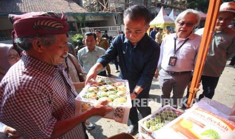 PJ Gubernur Jawa Barat Bey Machmudin. Pj Gubernur Jabar sebut hanya Pemkot Depok yang belum menyerahkan usulan UMK 2024.