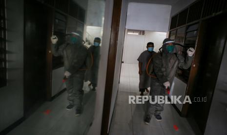 Petugas menyemprotkan cairan disinfektan di Panti Asuhan Yayasan Islam Media Kasih, Kota Tangerang, Banten, Rabu (30/9/2020). Sebanyak 33 orang anak di panti asuhan tersebut kini sudah kembali ke panti asuhan setelah menjalani perawatan di Puskesmas Jurumudi yang menjadi salah satu tempat isolasi di Kota Tangerang dan kini menjalani isolasi mandiri sambil menunggu hasil tes usap. 