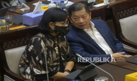 Menteri Perencanaan Pembangunan Nasional/Kepala Bappenas Suharso Monoarfa (kanan) berbincang  bersama Menteri Keuangan Sri Mulyani (kiri) saat mengikuti rapat kerja dengan Komisi XI di Kompleks Parlemen, Senayan, Jakarta, Rabu (8/6/2022). Rapat tersebut bergendakan pengambilan keputusan mengenai asumsi Ddasar dalam pembicaraan pendahuluan RAPBN Tahun Anggaran 2023.Prayogi/Republika.