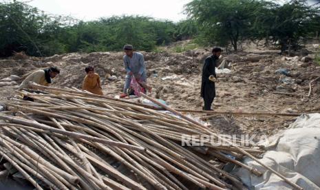 RS di Pakistan Kewalahan Saat Penyakit yang Ditularkan Lewat Air Menyebar. Foto:   Orang-orang yang terkena banjir menunggu bantuan di tempat penampungan sementara di pinggiran distrik Dera Ismail Khan, Khyber Pakhtunkhwa, Pakistan, 28 September 2022. Menurut otoritas manajemen bencana, sekitar 160 jembatan dan 5.000 km (3.200 mil) jalan hancur. atau rusak, 3,5 juta hektar tanaman terpengaruh dan sekitar 800.000 ternak hilang. Lebih dari 33 juta orang terkena dampak banjir, kata menteri perubahan iklim negara itu Sherry Rehman.