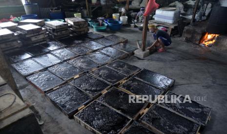 Pekerja menata cincau hitam untuk proses pendinginan sebelum dijual ke pedagang.