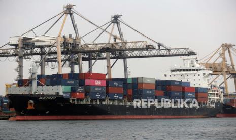  Kapal kargo memuat peti kemas di Jakarta Container Terminal International di Pelabuhan Tanjung Priok, Jakarta, 31 Agustus 2022. Indonesia telah mengkonfirmasi keanggotaannya dalam Kemitraan Ekonomi Komprehensif Regional (RCEP) setelah parlemen negara itu meratifikasi RUU yang memungkinkan perjanjian perdagangan regional untuk diimplementasikan.