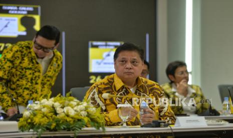 Ketua Umum Partai Golkar Airlangga Hartarto menghadiri acara pengarahan Bakal Calon Kepala Daerah/Wakil Kepala Daerah Partai Golkar Seluruh Indonesia di Kantor DPP Partai Golkar, Jakarta, Selasa (21/11/2023). Kegiatan pengarahan tersebut merupakan salah satu bentuk persiapan Partai Golkar dan kader-kader  yang akan maju sebagai bakal calon kepala daerah di sejumlah wilayah dalam Pilkada serentak 2024.