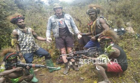 FILE - Dalam foto tak bertanggal ini dirilis oleh Tentara Pembebasan Papua Barat, sayap bersenjata dari Gerakan Papua Merdeka, pemberontak separatis Papua berpose untuk foto dengan seorang pria yang mereka katakan adalah pilot Selandia Baru Phillip Mark Mehrtens yang mereka sandera minggu lalu, di sebuah lokasi yang dirahasiakan di provinsi Papua, Indonesia. Pemberontak separatis di wilayah Papua yang bergolak di Indonesia merilis sebuah video pada hari Rabu, 26 April, yang memperlihatkan pilot Selandia Baru yang mereka sandera pada bulan Februari dengan mengatakan bahwa serangan militer Indonesia baru-baru ini mengancam keselamatannya.