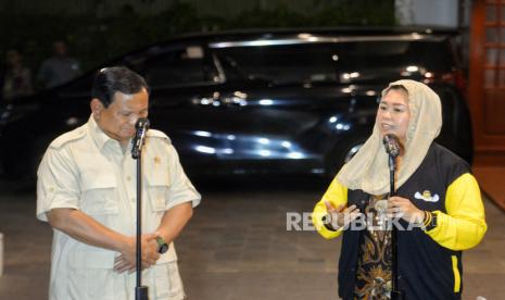 Ketua Umum Partai Gerindra Prabowo Subianto (kiri) bersama politisi yang juga putri Presiden RI ke-4 Abdurrahman Wahid atau Gus Dur, Yenny Wahid (kanan) menyampaikan keterangan usai melakukan pertemuan di kediaman Prabowo di Jalan Kertanegara, Kebayoran Baru, Jakarta Selatan, Rabu (6/9/2023). Pertemuan tersebut merupakan agenda silaturahmi sekaligus membahas situasi politik saat ini. Selain itu, Yenny Wahid menyampaikan pesan kepada bakal Calon Presiden Prabowo Subianto untuk memilih bakal Calon Wakil Presiden dari kalangan anak muda dalam Pemilihan Presiden 2024 mendatang.