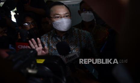 Pengacara Putri Candrawathi, Arman Hanis memberikan keterangan kepada wartawan di Bareskrim Polri, Jakarta, Jumat (26/8/2022). Menurutnya, Putri Candrawathi menghadiri pemeriksaan sebagai tersangka kasus dugaan pembunuhan berencana terhadap Brigadir J. Republika/Putra M. Akbar