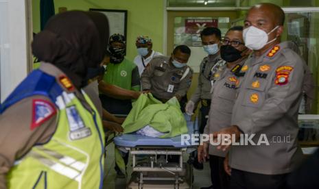 Polisi menutupi jenazah korban kecelakaan truk menggunakan kain di RSUD Bekasi, Jawa Barat, Rabu (31/8/2022).  Sebanyak tujuh jenazah korban kecelakaan truk yang menabrak tiang BTS hingga roboh dibawa ke RSUD Bekasi untuk diidentifikasi sebelum diserahkan kepada keluarga. Republika/Putra M. Akbar