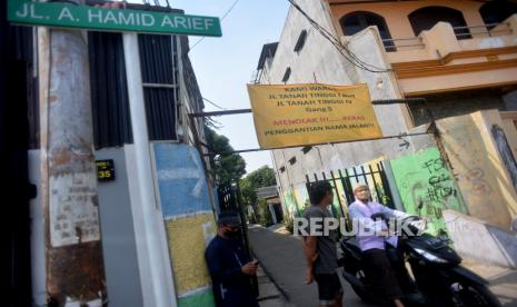 Spanduk penolakan pergantian nama jalan terpasang di Jalan A Hamid Arief atau nama sebelumnya Jalan Tanah Tinggi I Gang 5, Jakarta, Jumat (1/7/2022). Penolakan warga terjadi karena perubahan nama jalan tersebut dinilai tidak melibatkan warga baik dalam dalam perencanaan dan tanpa sosialisasi. Selain itu warga menolak karena berdampak pada administrasi sejumlah dokumen.Prayogi/Republika.