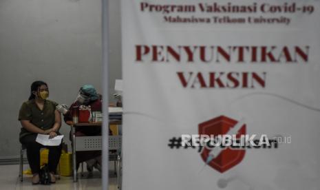 Vaksinator menyuntikkan vaksin Covid-19 ke mahasiswa saat Program Vaksinasi Covid-19 Mahasiswa di Kampus Telkom University, Kabupaten Bandung, Senin (21/6). Program vaksinasi yang digelar oleh Polda Jabar dan alumni FK Unpad bekerja sama dengan Telkom University tersebut menyediakan sebanyak 3.000 dosis vaksin Covid-19 yang ditujukan bagi mahasiswa dan pegawai kampus sebagai upaya percepatan program vaksinasi nasional. Republika/Abdan Syakura