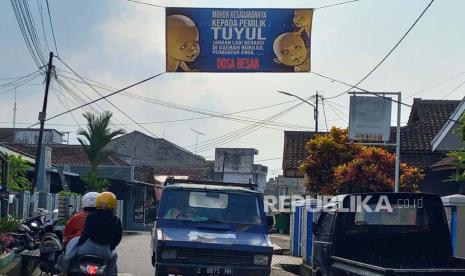  Seorang warga Kampung Burujul 1, Kelurahan Nagarasari, Kecamatan Cipedes, Kota Tasikmalaya, Jawa Barat, memasang spanduk soal tuyul karena serin