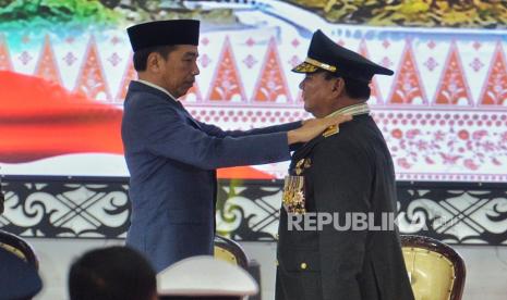 Presiden Joko Widodo menyematkan pangkat Jenderal Kehormatan kepada Menteri Pertahanan Prabowo Subianto disaksikan Panglima Jenderal TNI Agus Subiyanto dan Kapolri Jenderal Pol Listyo Sigit Prabowo saat menghadiri Rapat Pimpinan TNI dan Polri 2024 di Markas Besar TNI, Cilangkap, Jakarta Timur, Rabu (28/2/2024). Rapat Pimpinan TNI dan Polri tersebut dibuka oleh Presiden Joko Widodo sekaligus penyematan pangkat Jenderal Kehormatan kepada Menteri Pertahanan Prabowo Subianto.