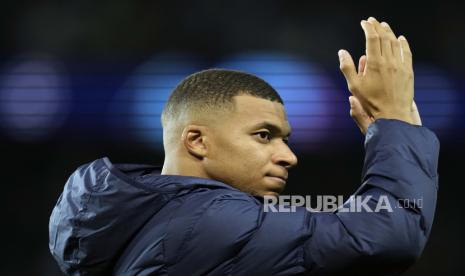 Kylian Mbappe dari PSG menyapa para pendukungnya. Manchester United dikabarkan membidik Mbappe untuk menggantikan Cristiano Ronaldo pada Januari 2023.