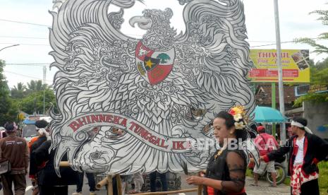 Arak-arakan Wayang Garuda Pancasila menuju kawasan Gerbang Gajah, Kembang Limus, Magelang, Jawa Tengah, Rabu (1/6/2022). Arak-arakan Wayang Garuda Pancasila besar dan bendera merah putih panjang diadakan untuk Memperingati Hari Lahir Pancasila. Selain itu, juga ada pemasangan sebanyak 1.200 bendera merah putih di sekitar Gerbang Gajah.