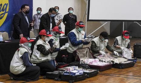 Ketua KPK Firli Bahuri (kiri atas) menyaksikan gelar barang bukti Operasi Tangkap Tangan (OTT) tindak pidana korupsi pada program bantuan sosial di Kementerian Sosial untuk penanganan COVID-19 di Gedung KPK, Jakarta, Ahad (6/12/2020) dini hari. Dalam operasi tangkap tangan itu KPK menetapkan lima tersangka yakni Menteri Sosial Juliari P Batubara, pejabat pembuat komitmen di Kemensos Matheus Joko Santoso dan Adi Wahyono dan pihak swasta Ardian IM dan Harry Sidabuke  serta mengamankan uang dengan jumlah Rp14,5 miliar. ANTARA FOTO/Hafidz Mubarak A/rwa.