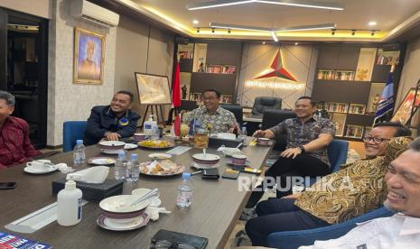 Anies Baswedan bersama Sudirman Said, Ketua DPP Partai Nasdem Willy Aditya, dan Wakil Ketua Majelis Syura Partai Keadilan Sejahtera (PKS) Mohamad Sohibul Iman menemui Ketua Umum Partai Demokrat Agus Harimurti Yudhoyono (AHY) di Kantor DPP Partai Demokrat, Jakarta, Kamis (2/2) 