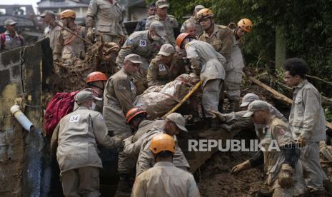  Petugas penyelamat mengevakuasi jenazah korban tanah longsor di Petropolis, Brasil, Rabu, 16 Februari 2022. Hujan yang sangat deras memicu tanah longsor dan banjir di wilayah pegunungan negara bagian Rio de Janeiro, menewaskan banyak orang, pihak berwenang melaporkan.