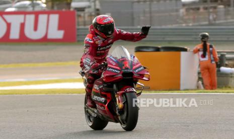 Pembalap MotoGP tim Ducati Lenovo asal Italia, Francesco Bagnaia, yang menjadi juara GP Indonesia di Sirkuit Mandalika, Ahad (15/10/2023).