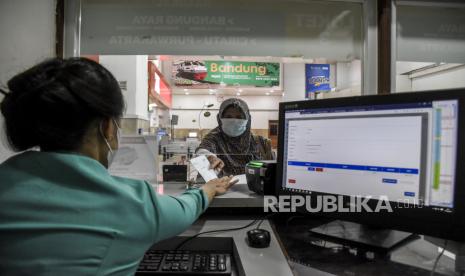 Calon penumpang kereta api (KA) lokal membeli tiket dengan menyertakan sertifikat vaksinasi Covid-19 di Stasiun Bandung, Kota Bandung, Kamis (16/9). PT Kereta Api Indonesia (KAI) Daerah Operasi (Daop) 1 Jakarta mulai hari ini (26/10) menerapkan ketentuan baru untuk pemesanan tiket kereta api (KA) jarak jauh.